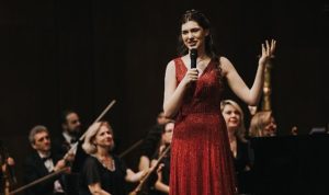 52-istanbul-muzik-senligi-ilyun-burkevin-buyuleyici-performansiyla-basladi-EbtthMWf.jpg