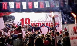 bayraklida-19-mayis-coskusu-yasandi-imHdKPxP.jpg