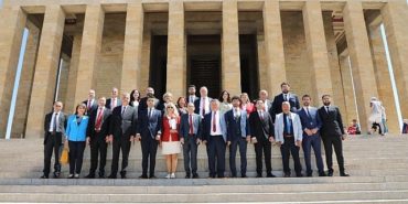 edremit-belediye-baskani-mehmet-ertas-ekibiyle-birlikte-anitkabiri-ziyaret-etti-MVb7HrEM.jpg