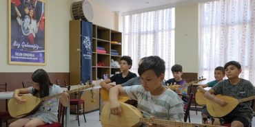 baskan-cercioglundan-genclere-kulturel-destek-yaz-kurslariyla-baglama-calmayi-ogreniyorlar-fjLl53IW.jpg