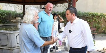 baskan-erkan-aydinin-kucukbaliktaki-vatandaslarla-sicak-bulusmasi-sehrin-nabzini-tutan-anlar-QdDUGTRy.jpg