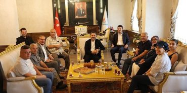 baskan-rasim-ari-ile-vatandaslar-guncel-dertlerini-paylasti-halk-gununde-heyecan-dolu-anlar-FhsWSgnV.jpg
