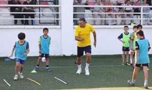 buca-belediyesi-profesyonel-futbolcularla-cocuklara-ilham-verdi-hEjQE6t1.jpg