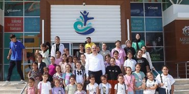 baskan-altay-yaz-tatilinde-yuzme-ogrenen-cocuklarla-ilginc-bir-araya-geldi-MVtmI3fS.jpg