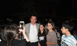 baskan-aydin-gunestepede-cocuklarla-acik-hava-sinemasinda-bir-araya-geldi-d37885Un.jpg
