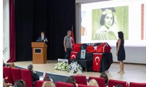 baskan-tugaydan-ogretmeni-emel-tumbaya-yurek-burkan-veda-dokunusu-wEIhVcjj.jpg