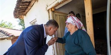 baskan-tugaydan-yanginda-hayatini-kaybeden-sahinin-aile-evine-duygusal-taziye-ziyareti-7p7plhVR.jpg