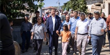 baskan-tugayin-ilginc-ziyareti-koseleri-yanginda-zarar-gorenleri-unutmadi-OEgZ1PA8.jpg