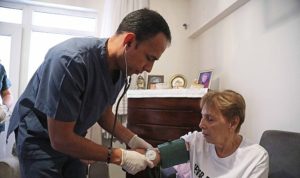cankaya-belediyesinin-evde-bakim-hizmetleri-devam-ediyor-jH6GB2O8.jpg