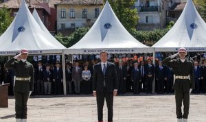 celal-bayarin-kabri-basinda-unutulmaz-anlamli-anlar-ONJ3jubC.jpg