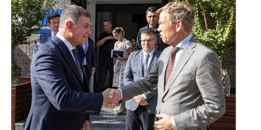 hollanda-buyukelcisi-wijnandstan-baskan-tugayina-surpriz-ziyaret-xITLy2K5.jpg