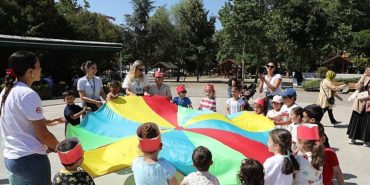 istanbulda-61-bini-askin-cocuk-oyun-her-yerde-diyerek-eglenceye-katildi-K2Uajz3d.jpg