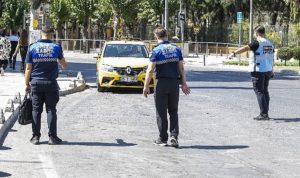 izmirde-surpriz-zabita-ekipleri-yolcu-kiliginda-taksi-denetimini-uyguladi-Ls4uey1x.jpg