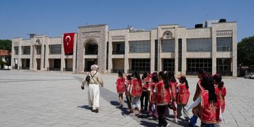 konyada-3-bin-ogrenci-6-tarihi-mek-n-ve-6-tarihi-karakteri-taniyor-bmzx9YyG.jpg
