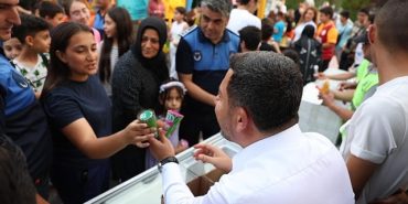 rasim-bastan-cocuklara-renkli-dondurma-ve-limonata-soleni-tatilin-en-lezzetli-anlari-7WZUZm8x.jpg